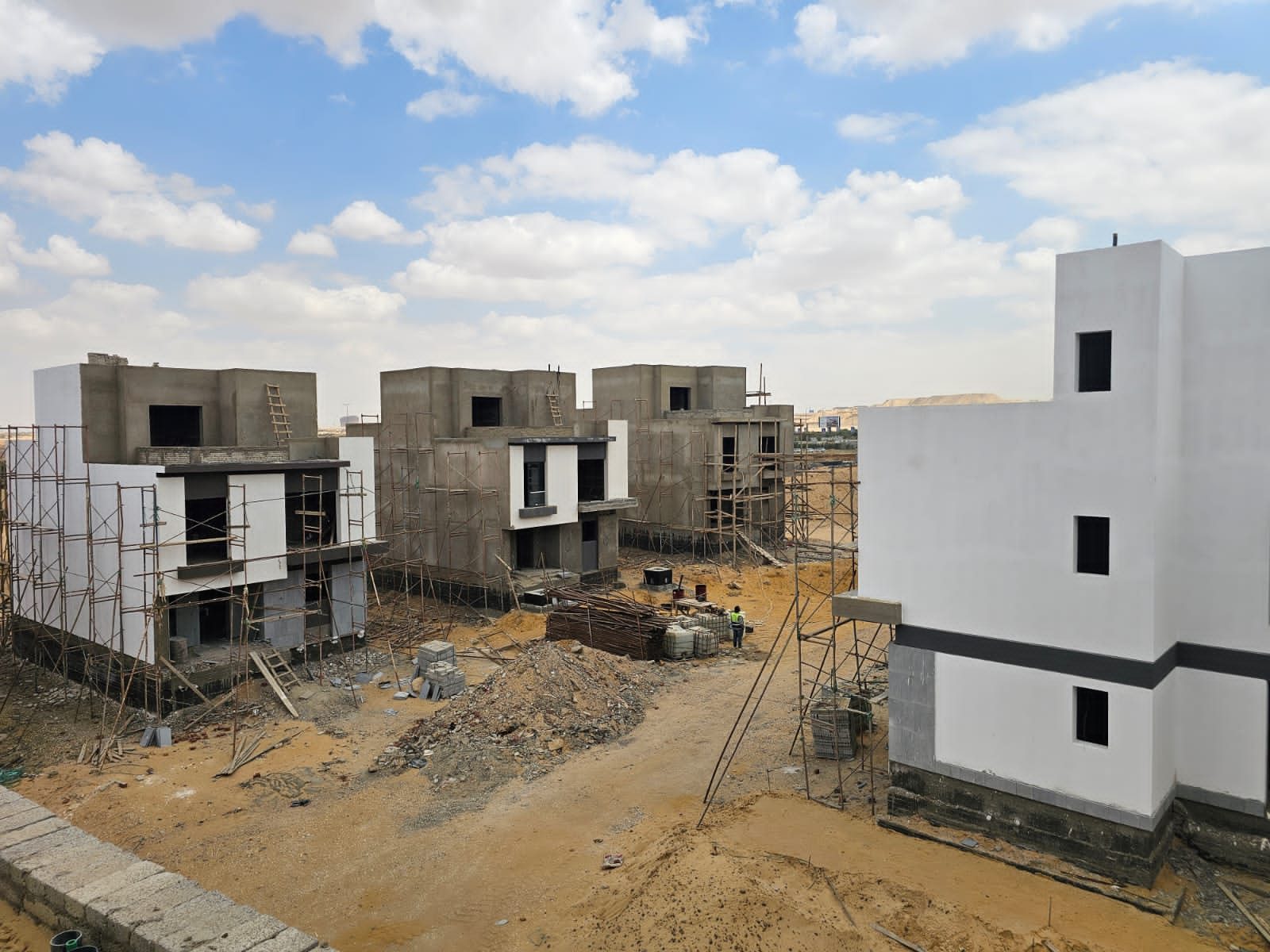 ايڨوار إيست 5